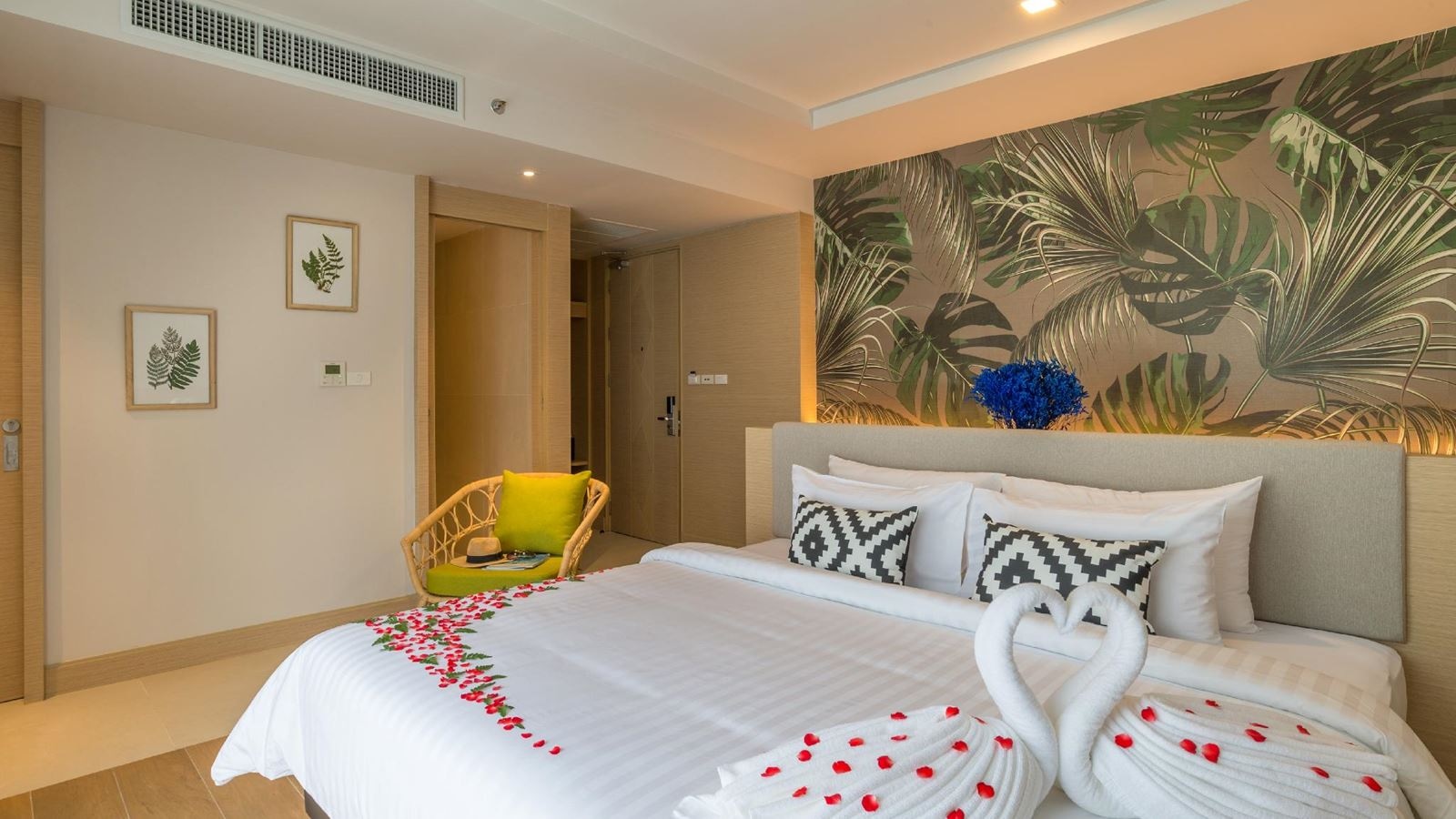 rooms-deluxe-premier-pool-view-room