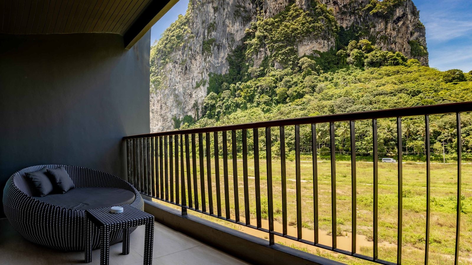 rooms-deluxe-cliff-view-room