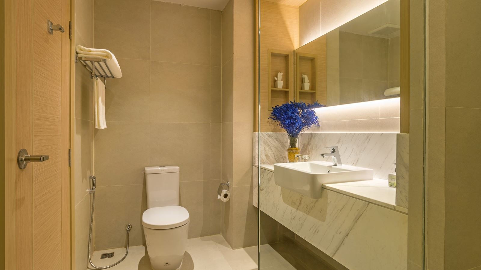 rooms-deluxe-pool-view-room