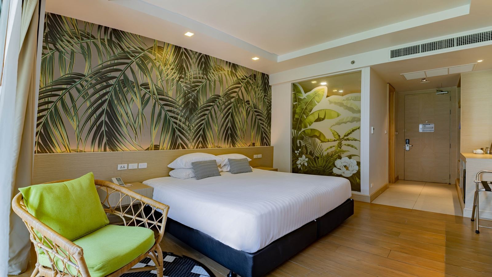 rooms-deluxe-pool-view-room