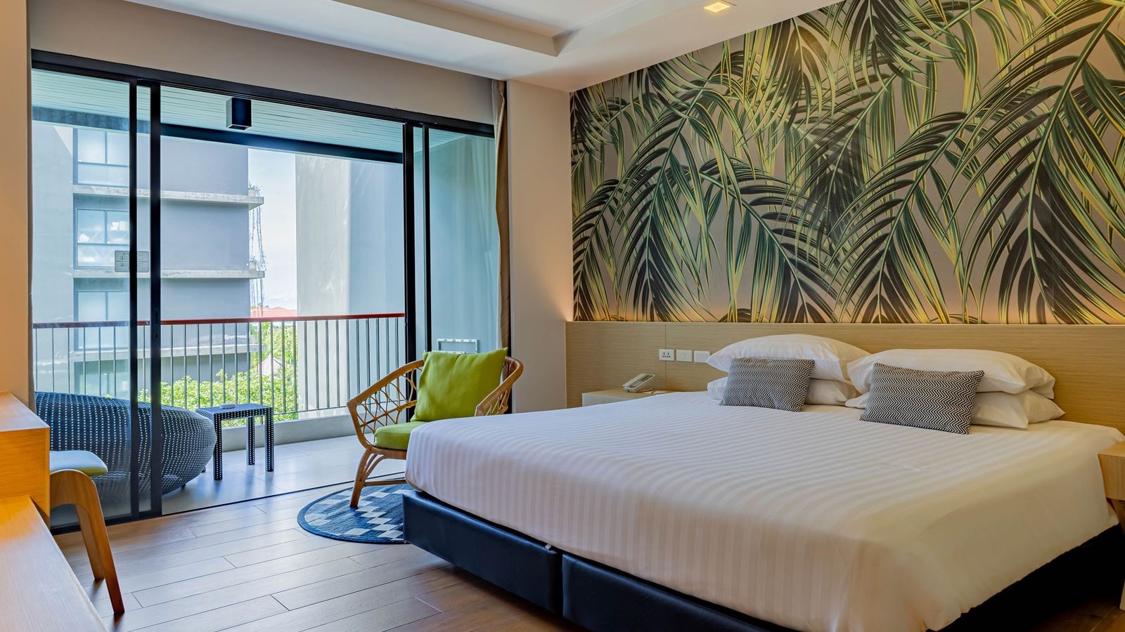 rooms-deluxe-pool-view-room