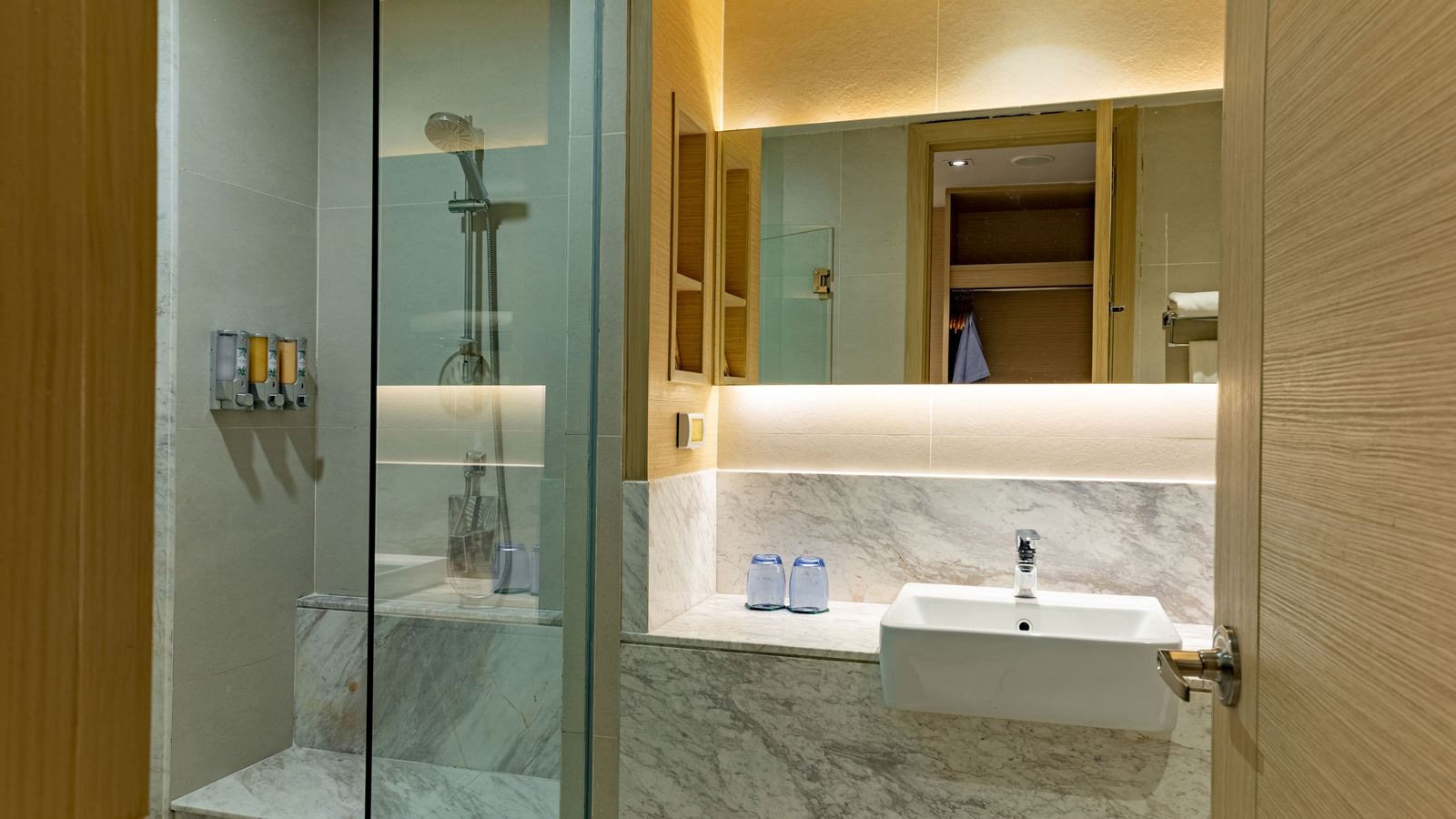 rooms-deluxe-pool-view-room