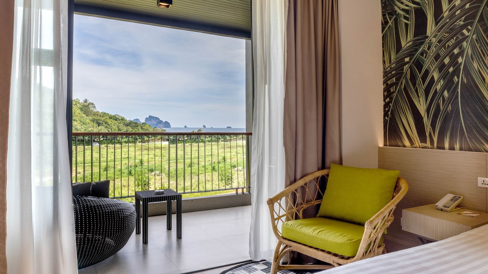 rooms-deluxe-seaview-room