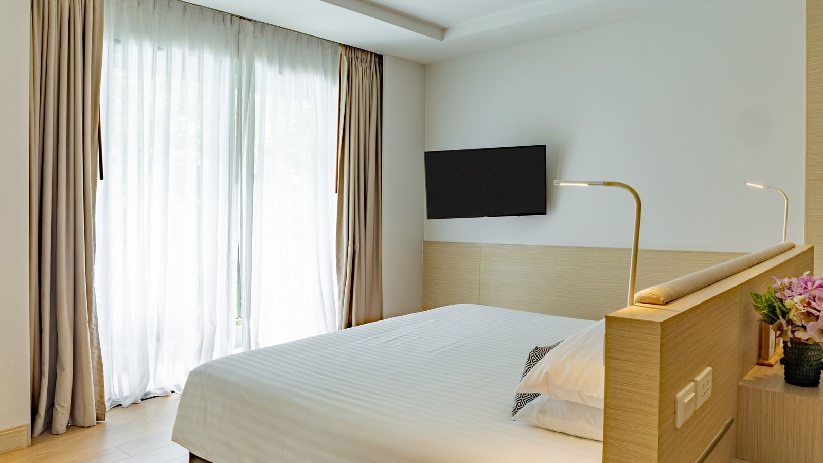 rooms-deluxe-premier-pool-view-room