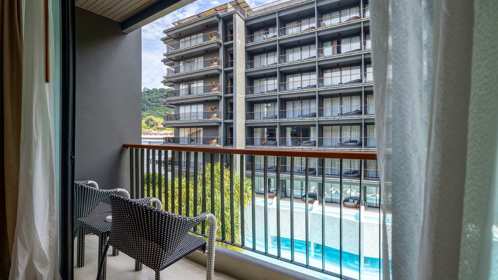 rooms-deluxe-premier-pool-view-room