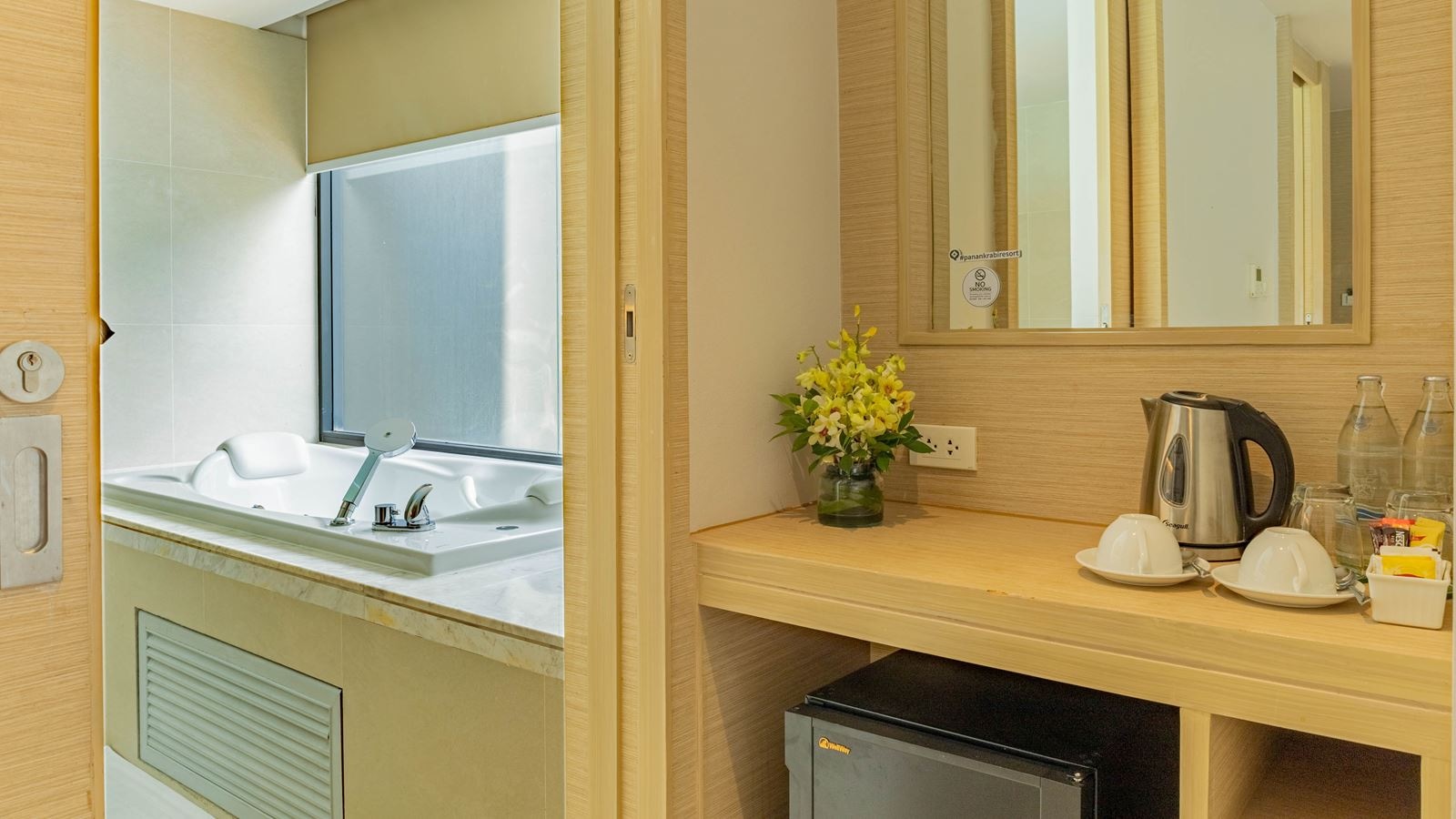 rooms-deluxe-premier-pool-view-room