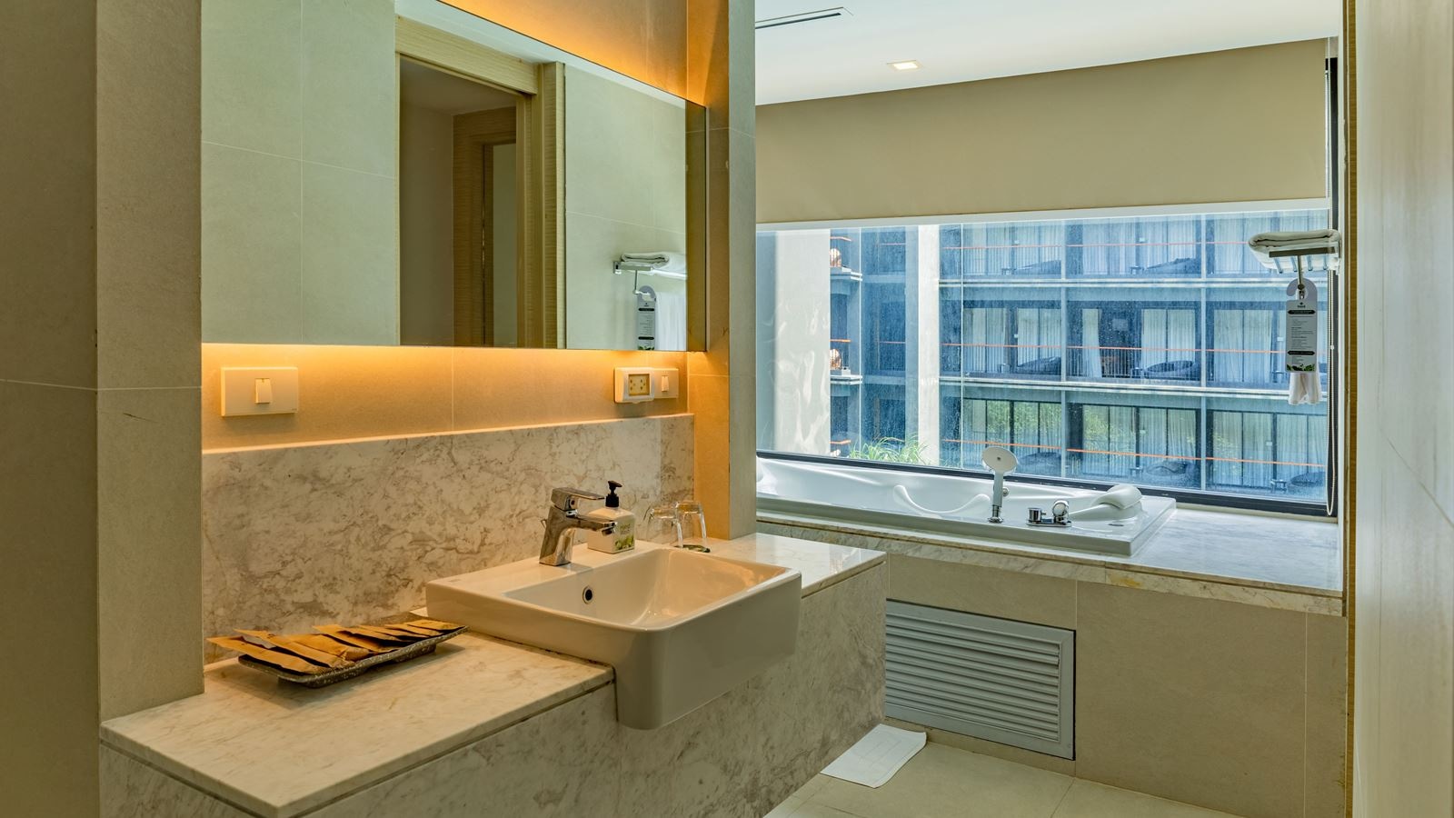 rooms-deluxe-premier-pool-view-room