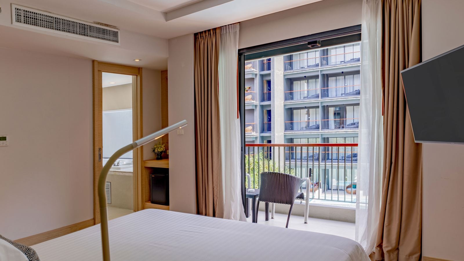 rooms-deluxe-premier-pool-view-room