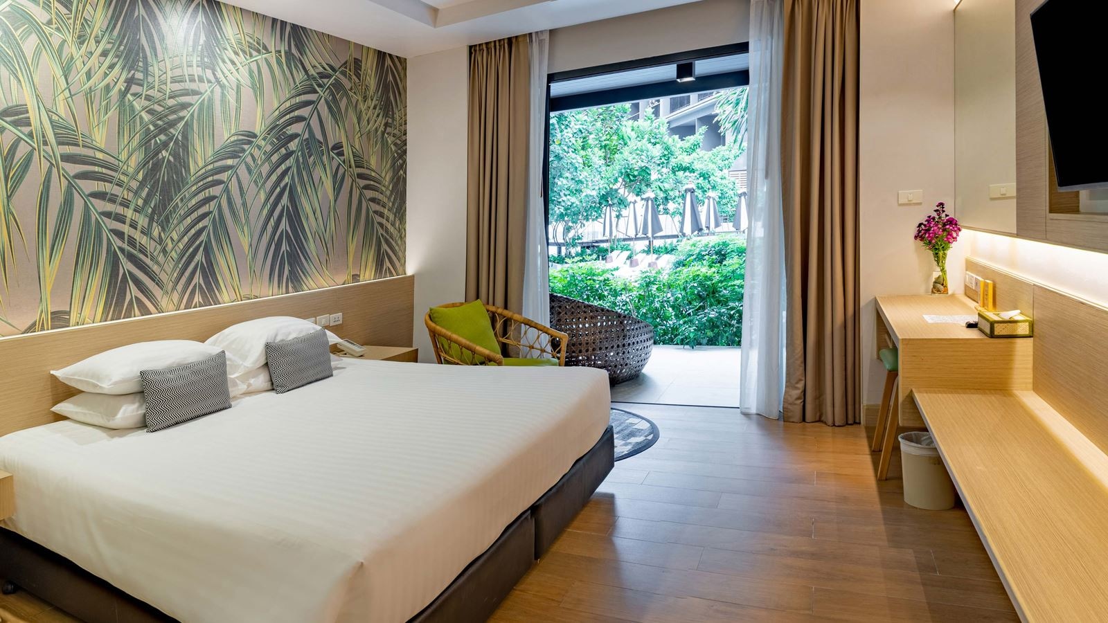 rooms-deluxe-pool-access