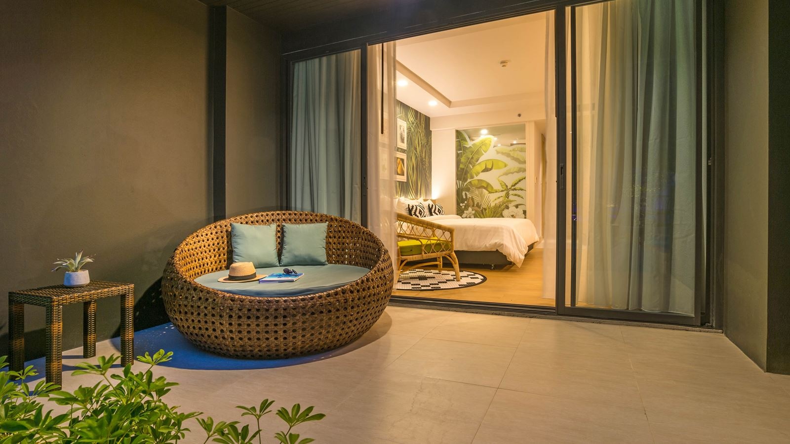 rooms-deluxe-pool-access