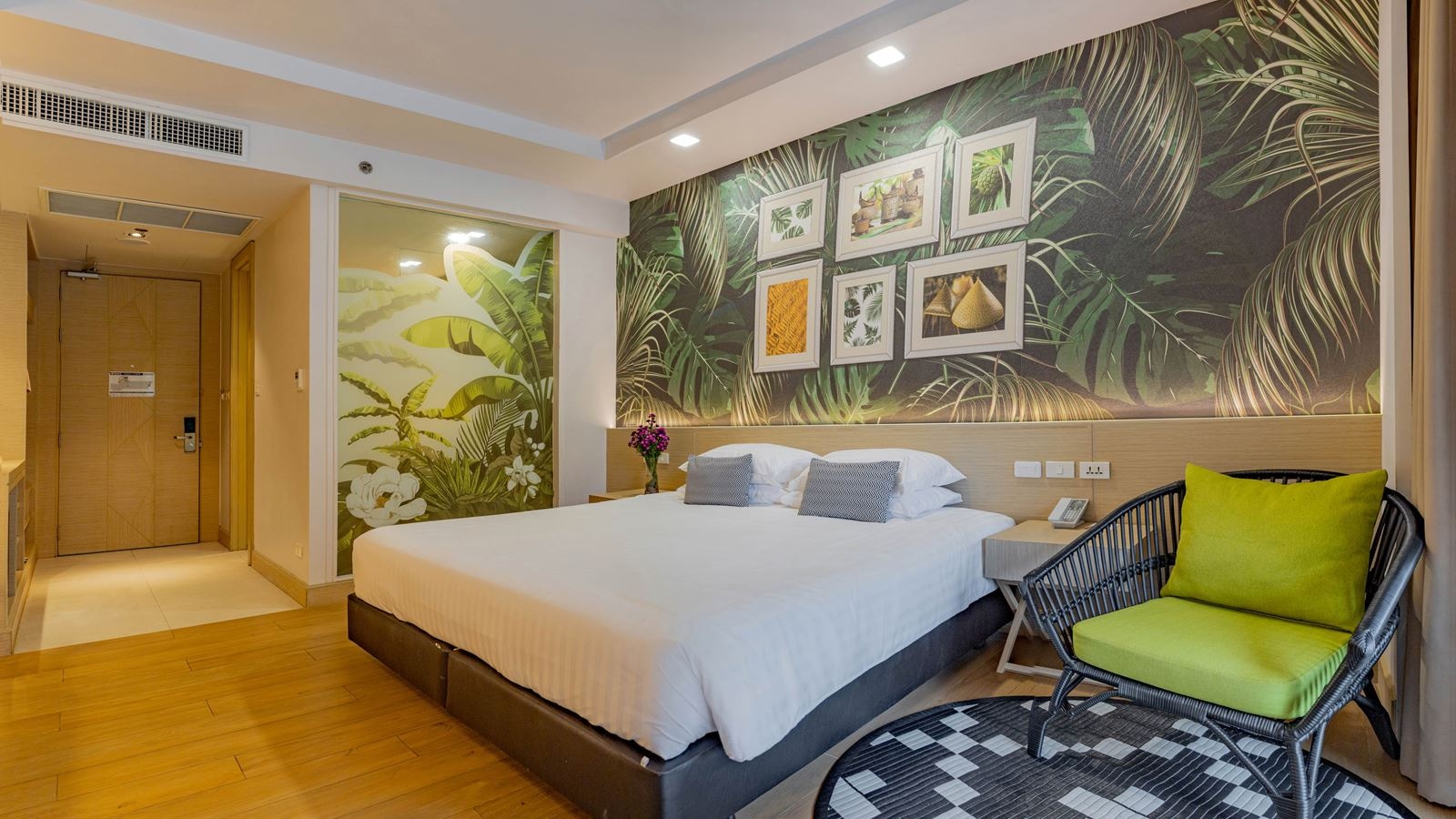 rooms-deluxe-private-outdoor-whirlpool