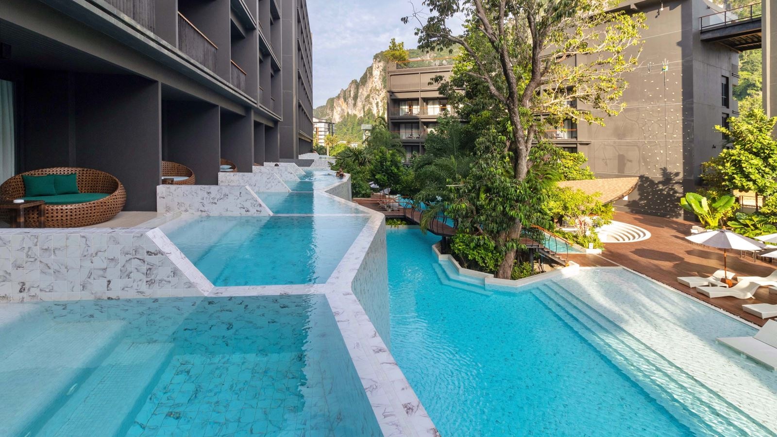 rooms-deluxe-private-outdoor-whirlpool