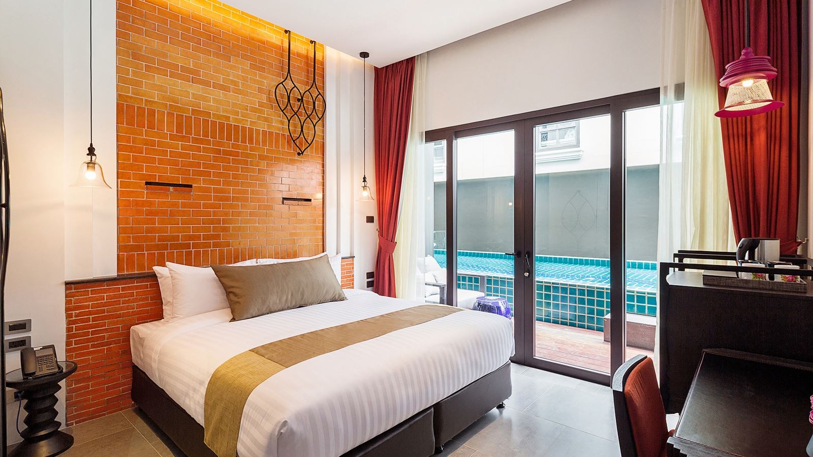 rooms-deluxe-pool-access