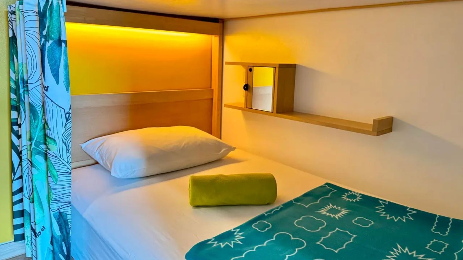 rooms-tribe-hideout-ladies--shared-bathroom