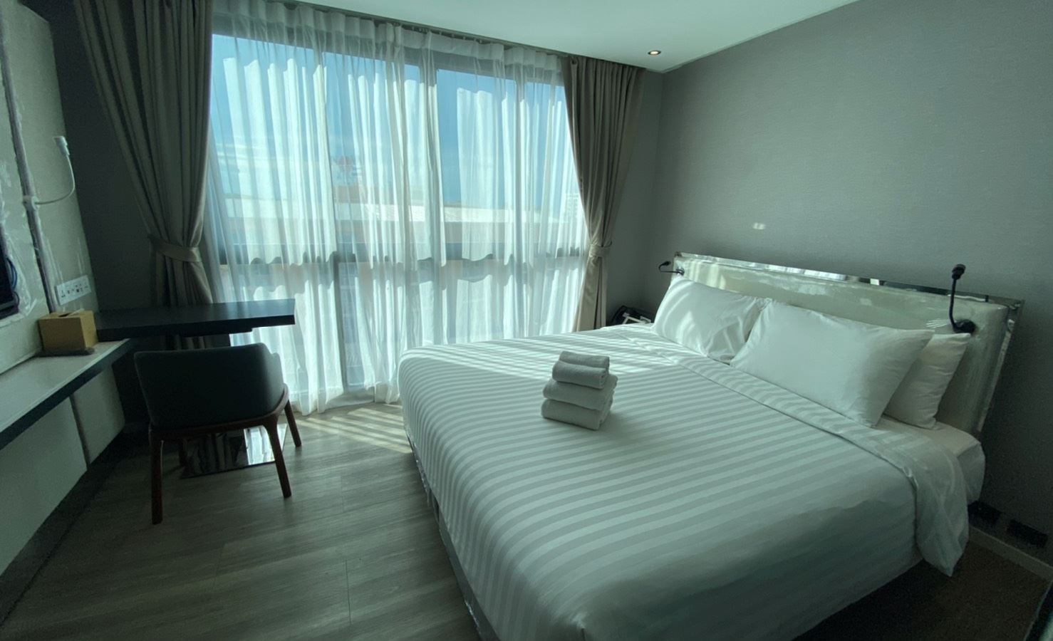 rooms-deluxe-city-view-no-balcony