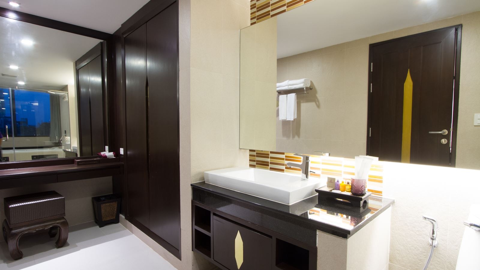 rooms-2-bed--suite-jacuzzi