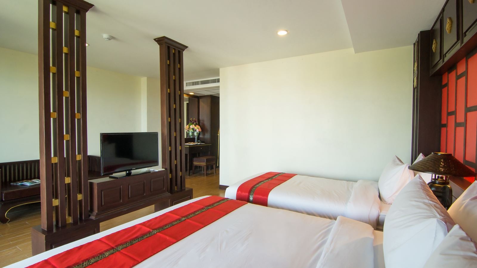 rooms-heritage-grand-triple-suite-side-seaview
