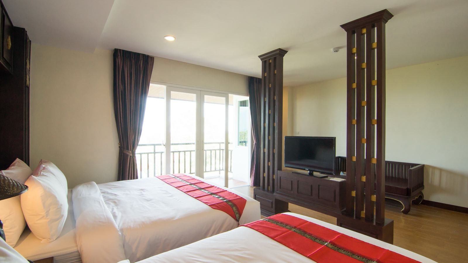 rooms-heritage-grand-triple-suite-side-seaview
