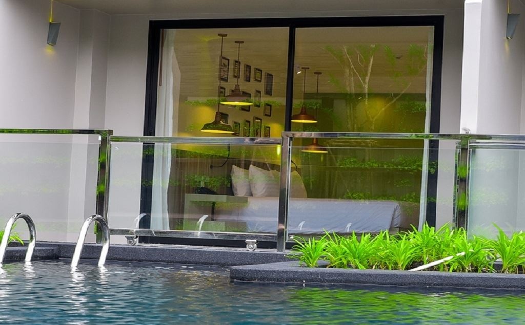 rooms-pool-access-room