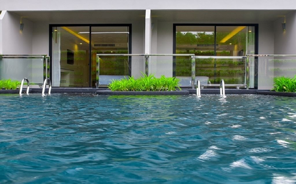rooms-pool-access-room