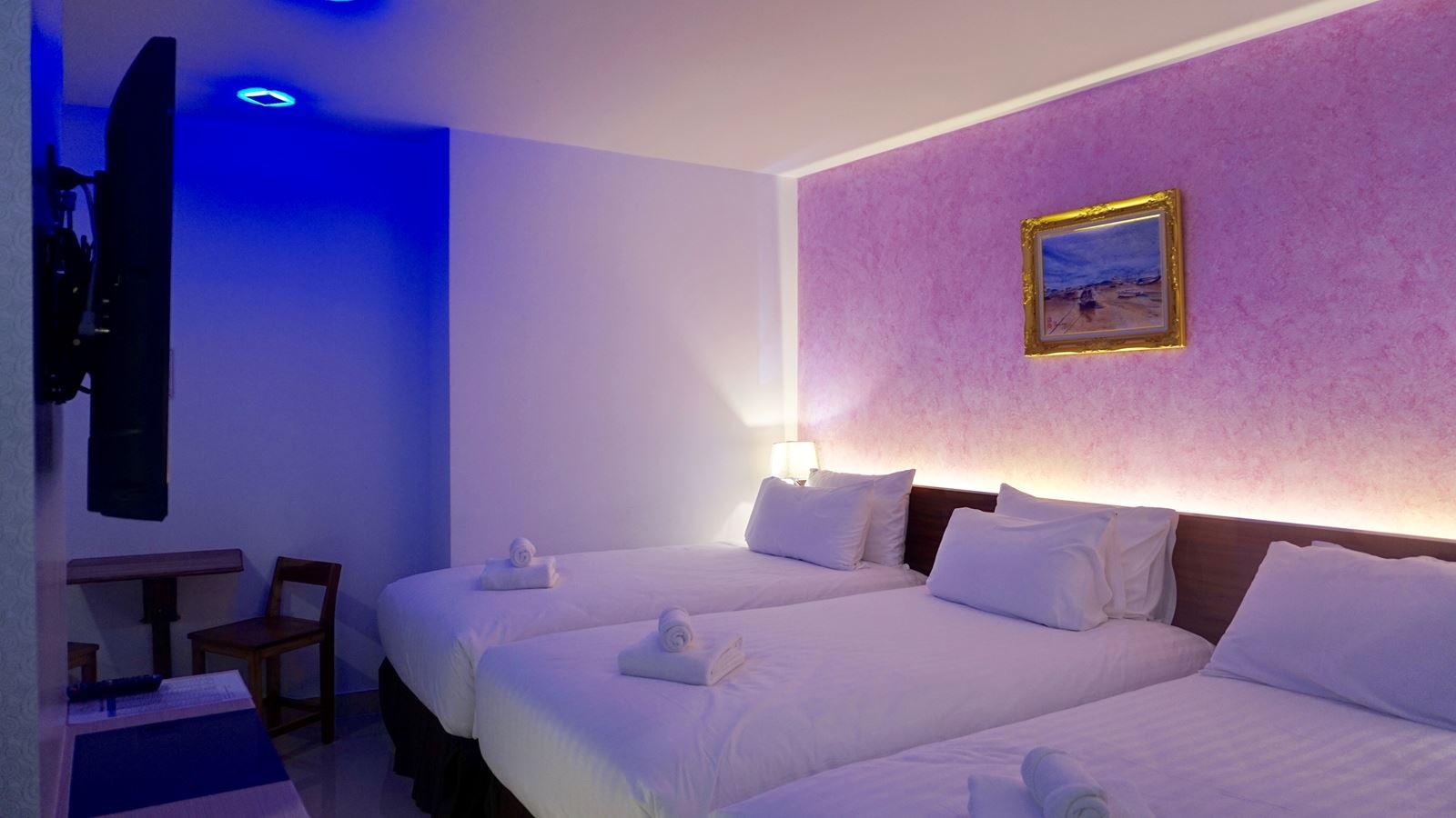 rooms-deluxe-triple-bed