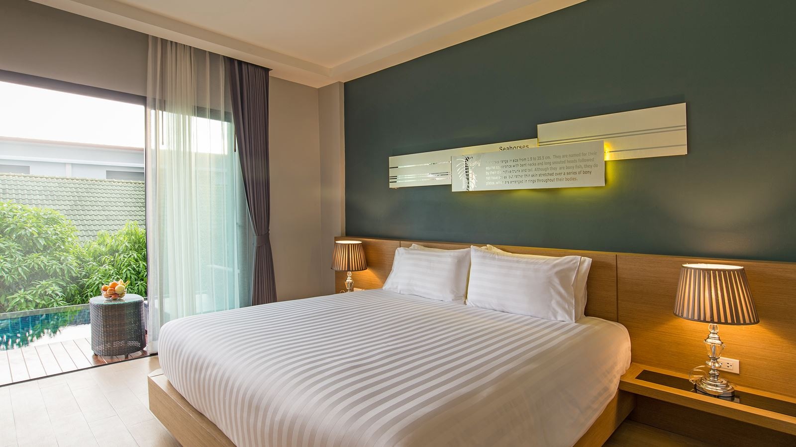 rooms-deluxe-pool-access