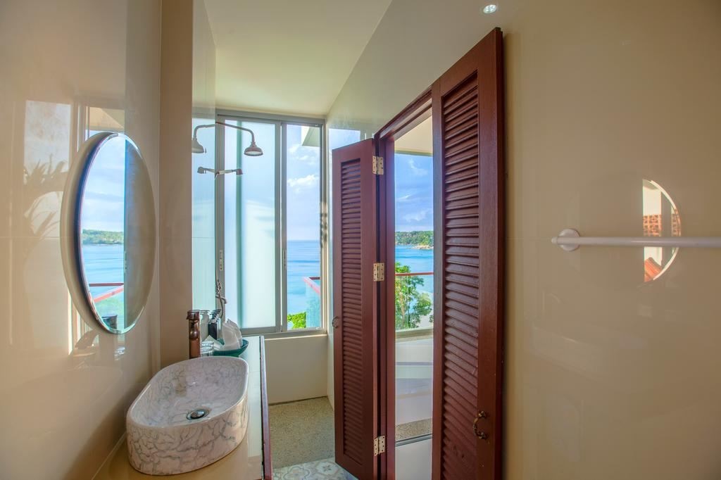 rooms-pool-access-oceanfront
