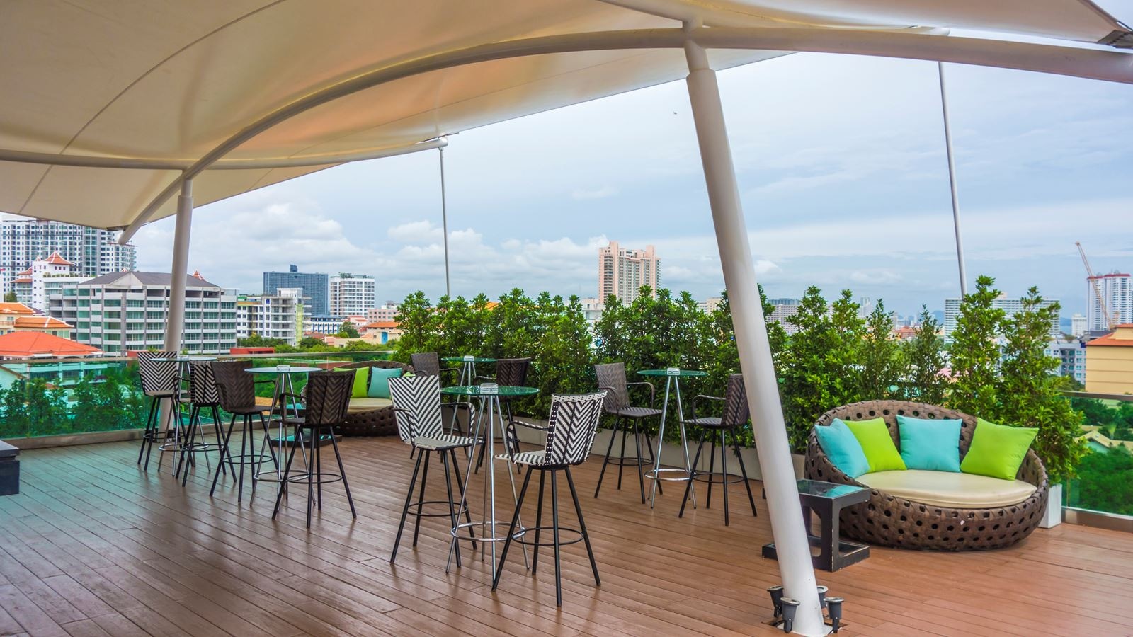 bars-senses-roof-top-pool-bar-and-lounge