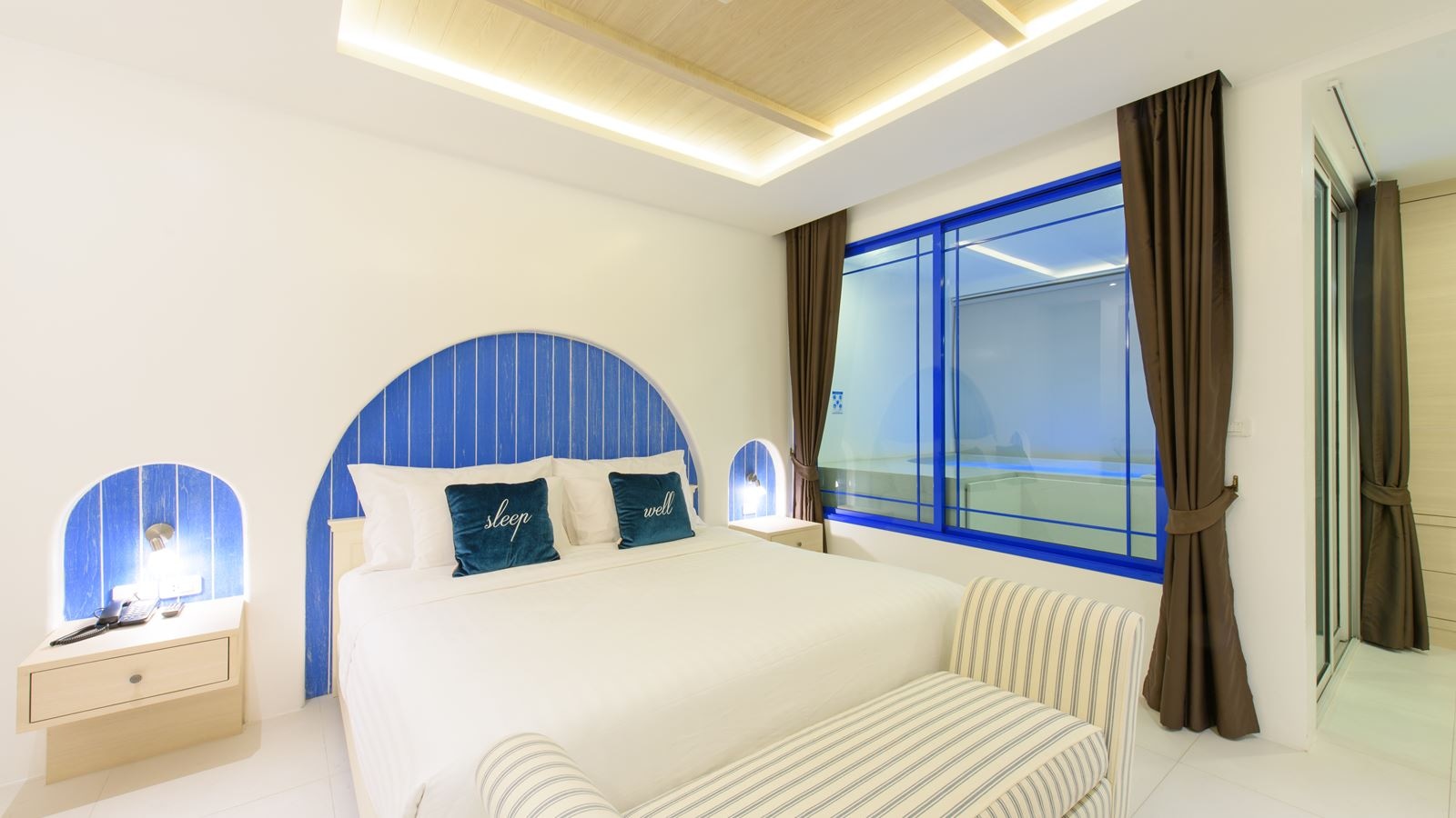 rooms-deluxe-jacuzzi-room