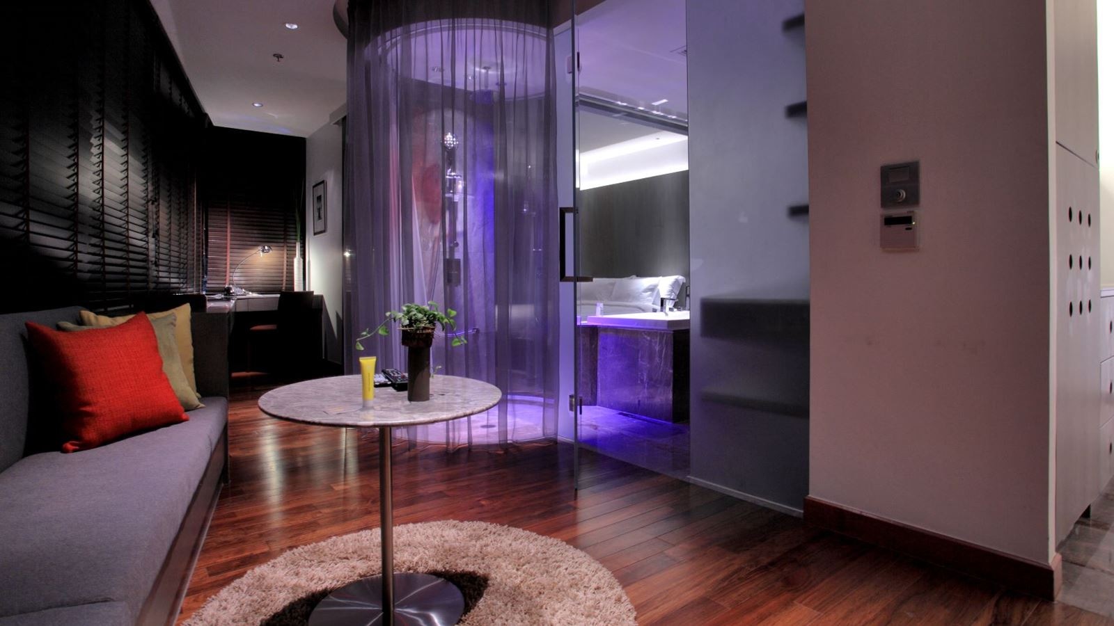 rooms-full-spectrum-suite