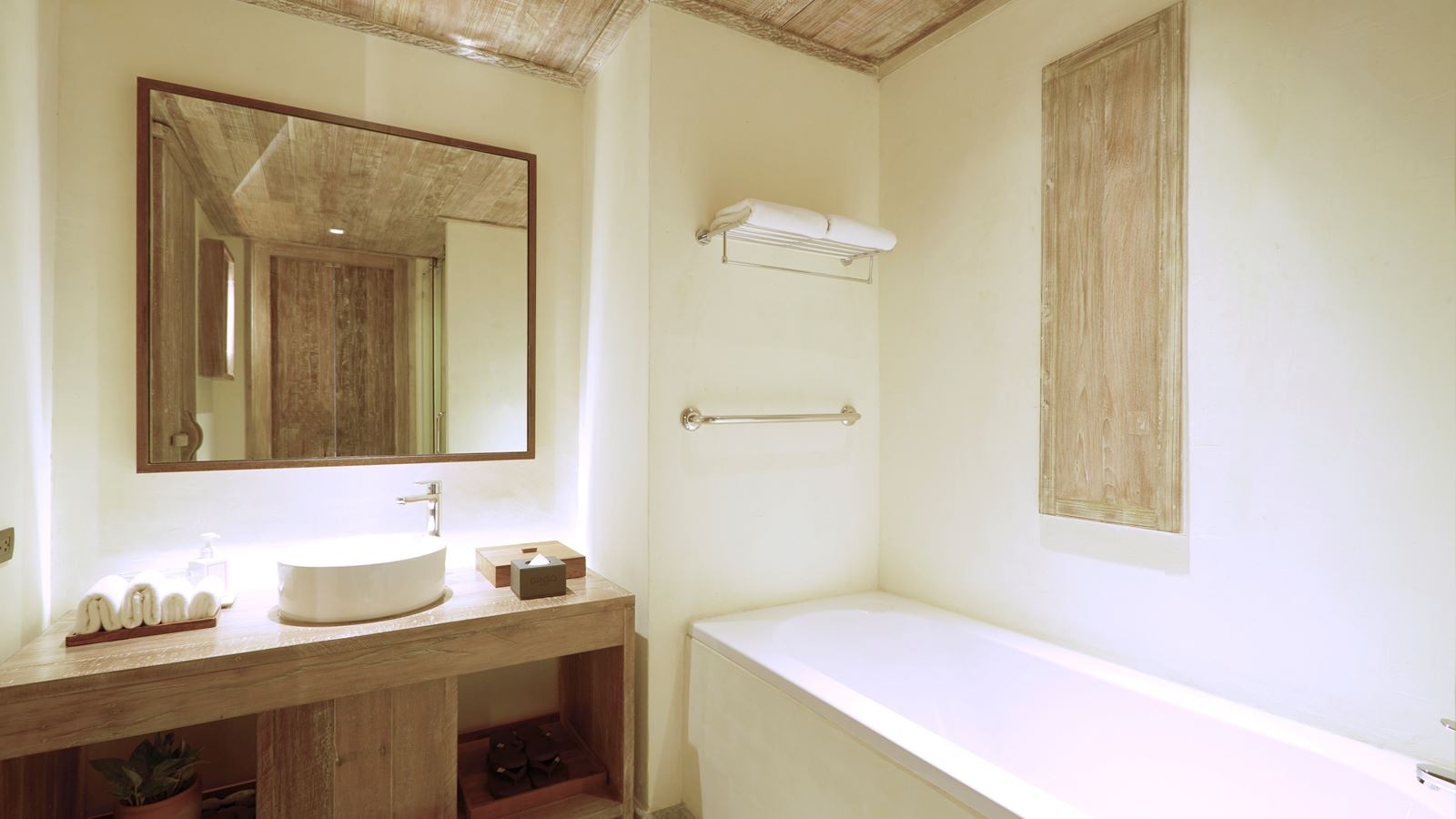 rooms-1-bedroom-suite-pool-view