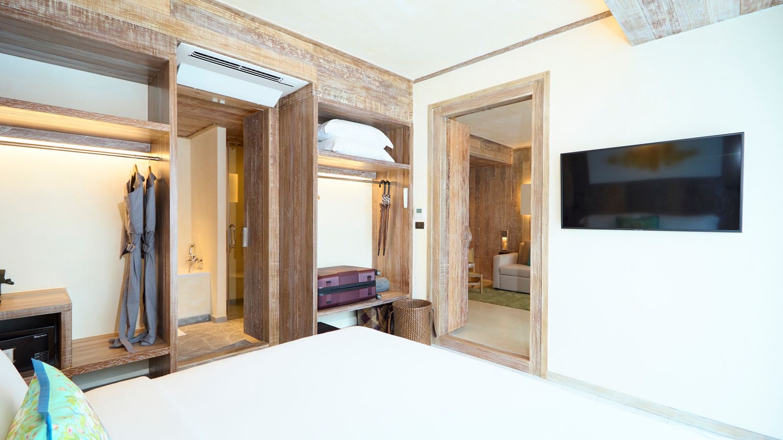 rooms-1-bedroom-suite-pool-view