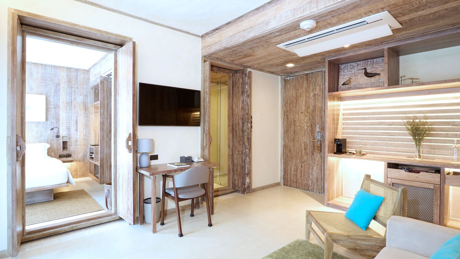 rooms-1-bedroom-suite-pool-view