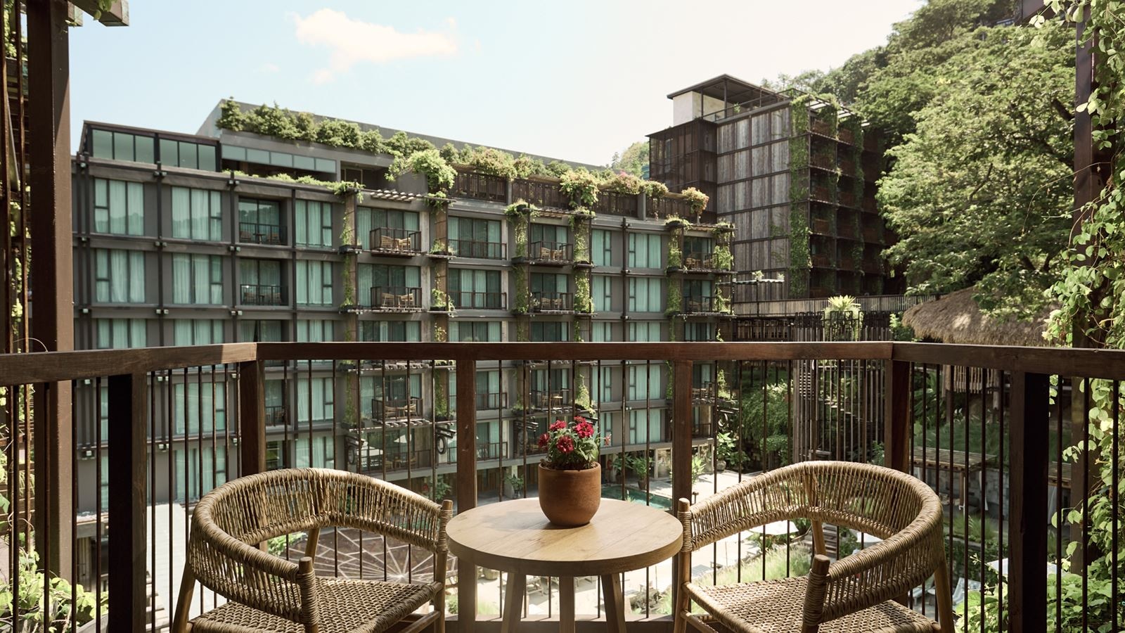 rooms-premium-pool-view