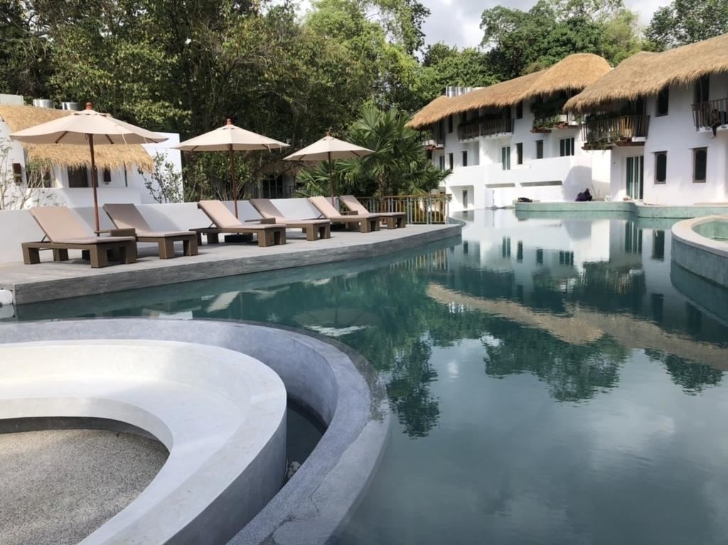 rooms-deluxe-pool-access