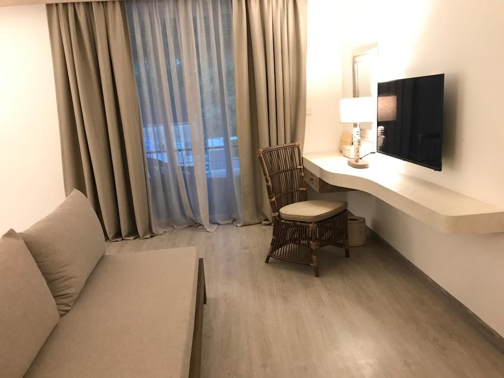 rooms-deluxe-pool-access