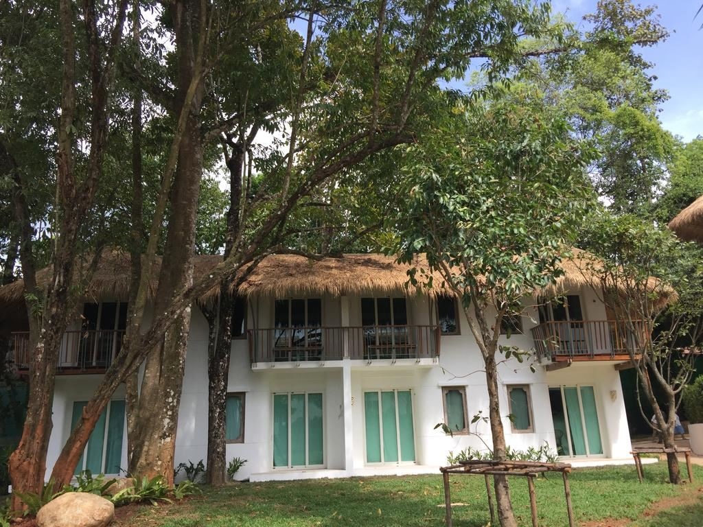 rooms-tropical-garden-pool-view
