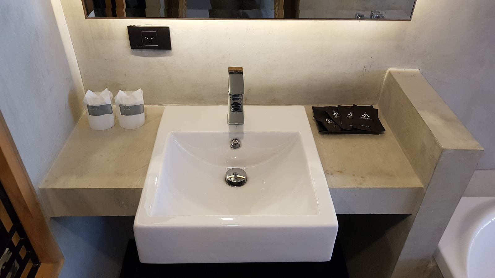 rooms-aurico-superior-over-the-pool