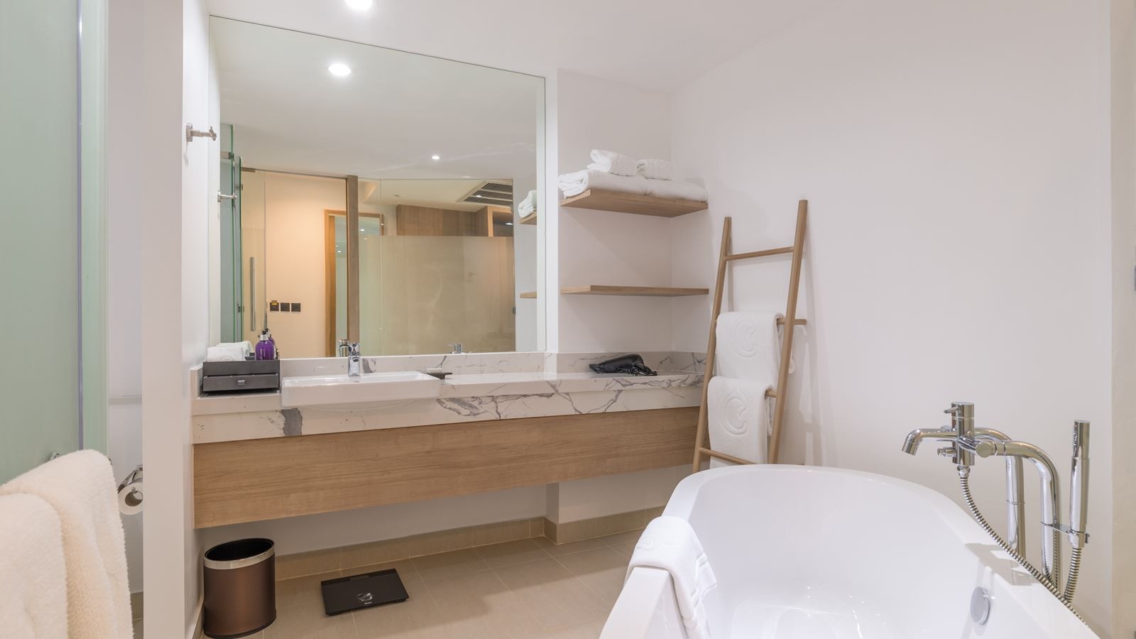 rooms-family-residence-pool-access