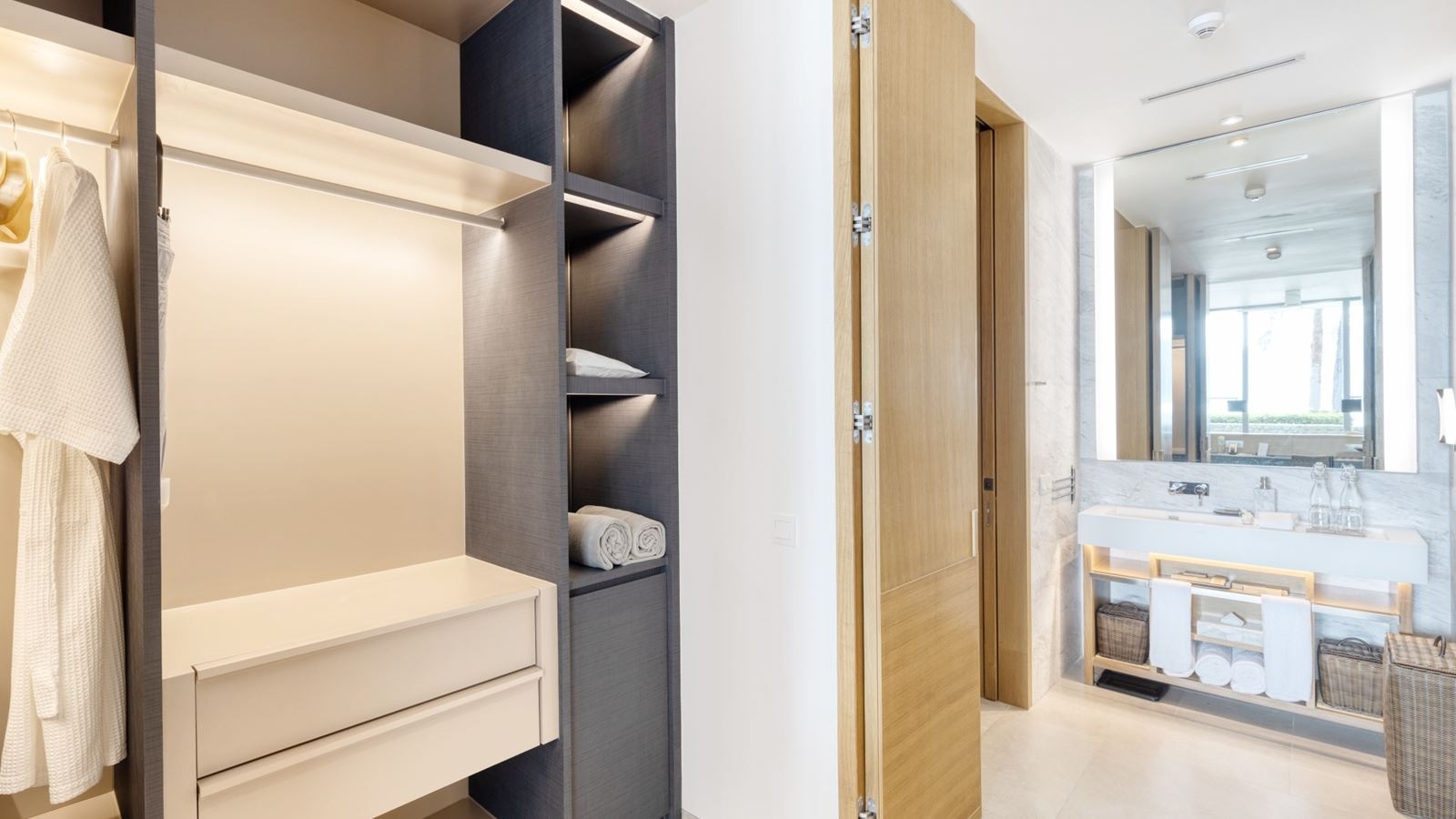 rooms-grand-azure-seafront-pool-suite-2bedroom