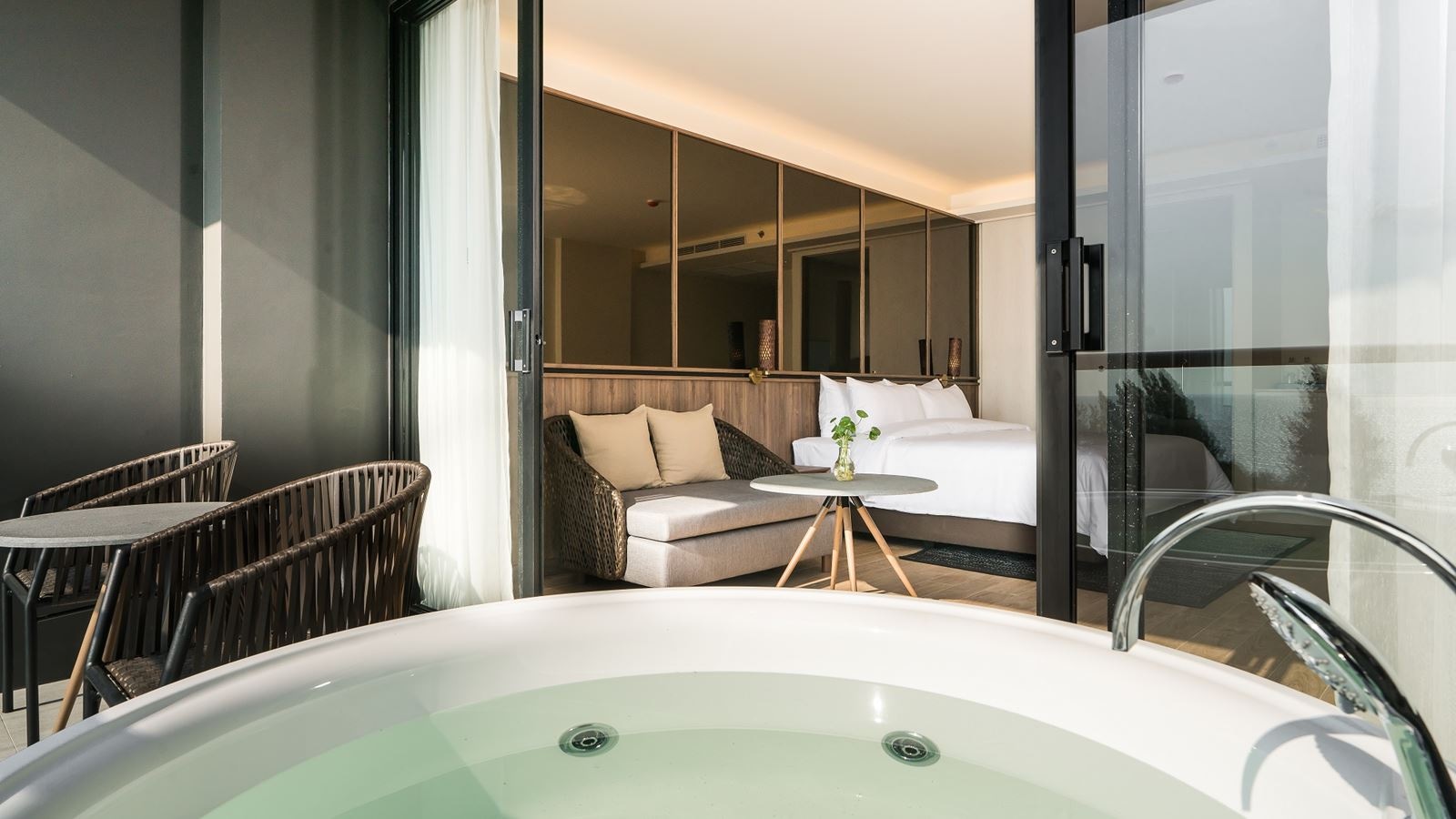 rooms-oceanview-skybath