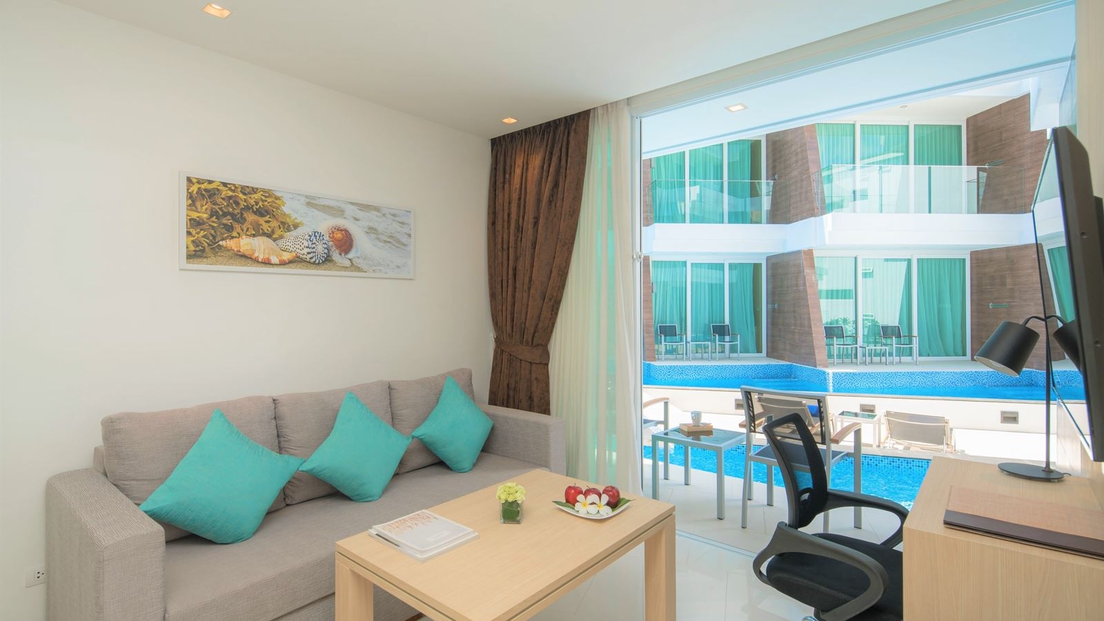 rooms-deluxe-pool-access-room