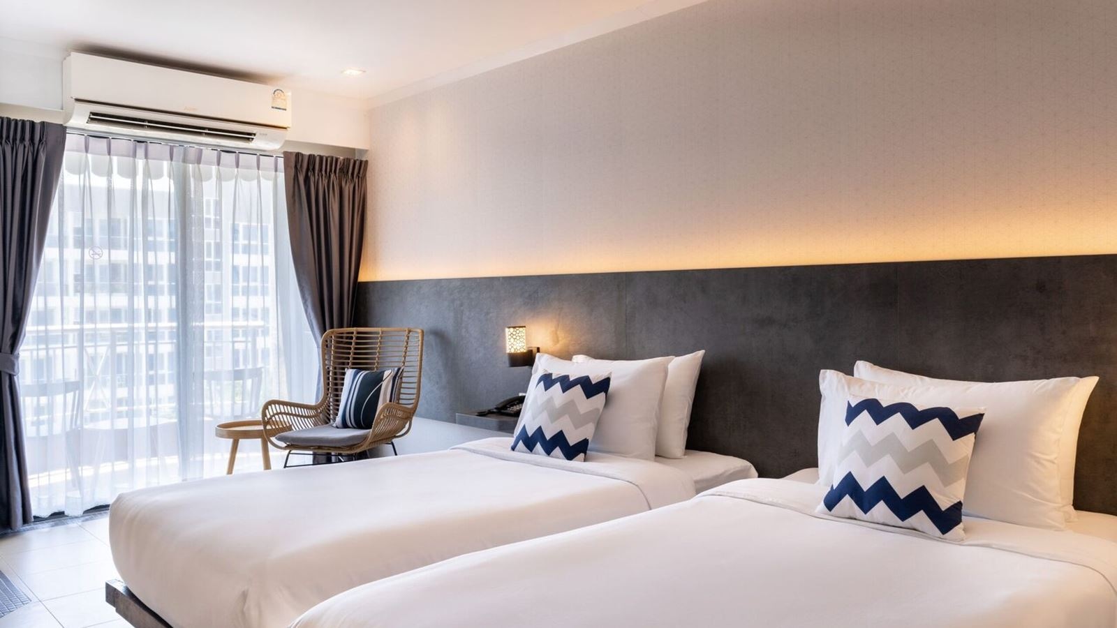 rooms-deluxe-pool-view