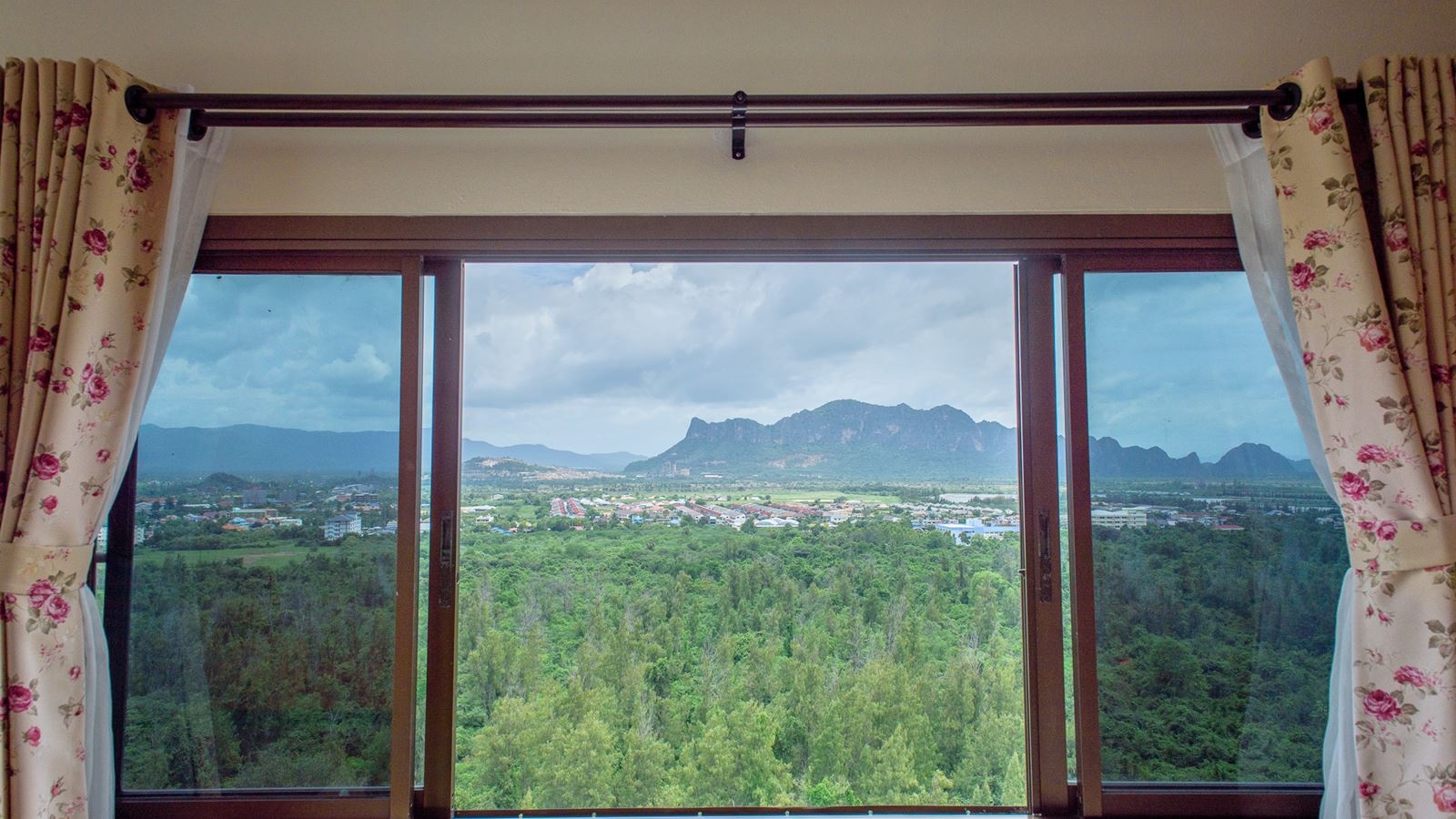 rooms-golden-premier-two-view-suite