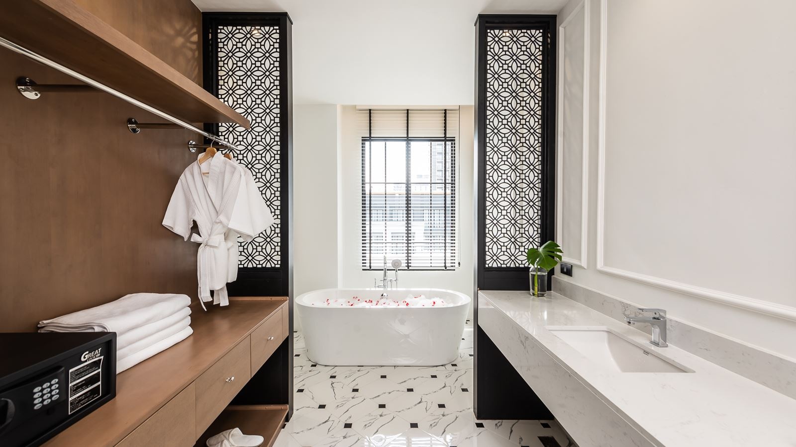 rooms-honeymoon-suite