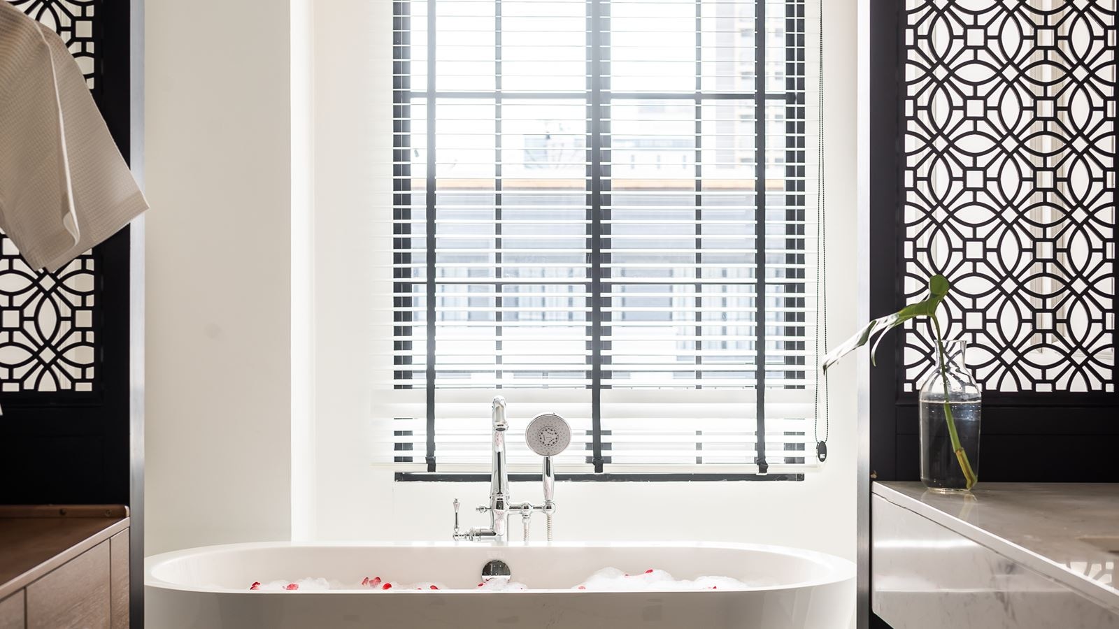 rooms-honeymoon-suite