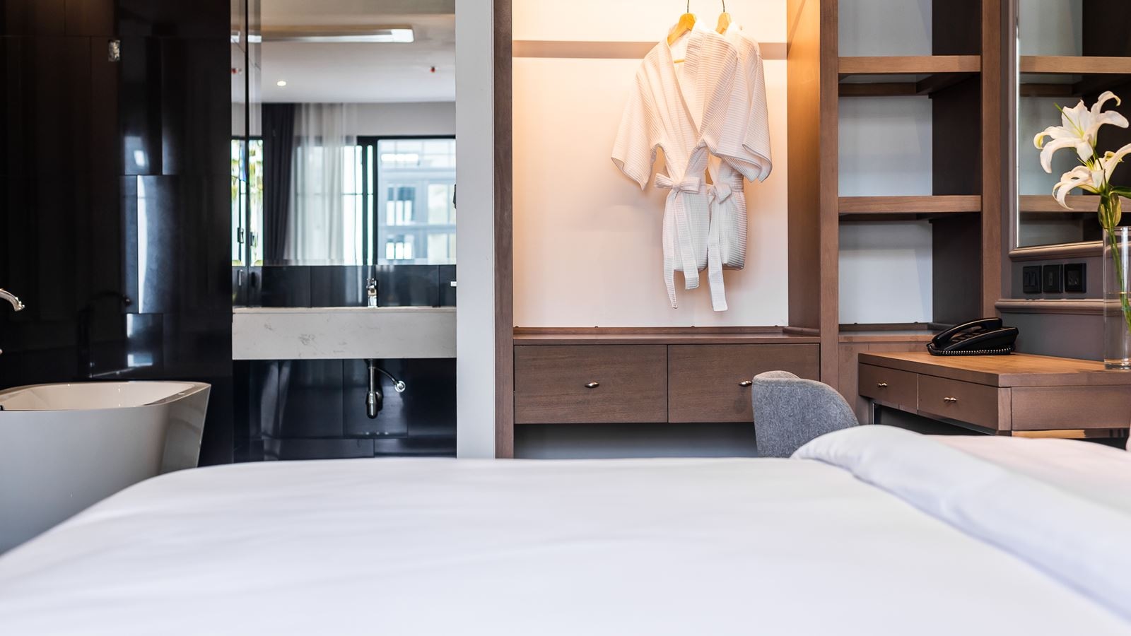 rooms-one-patio-suite