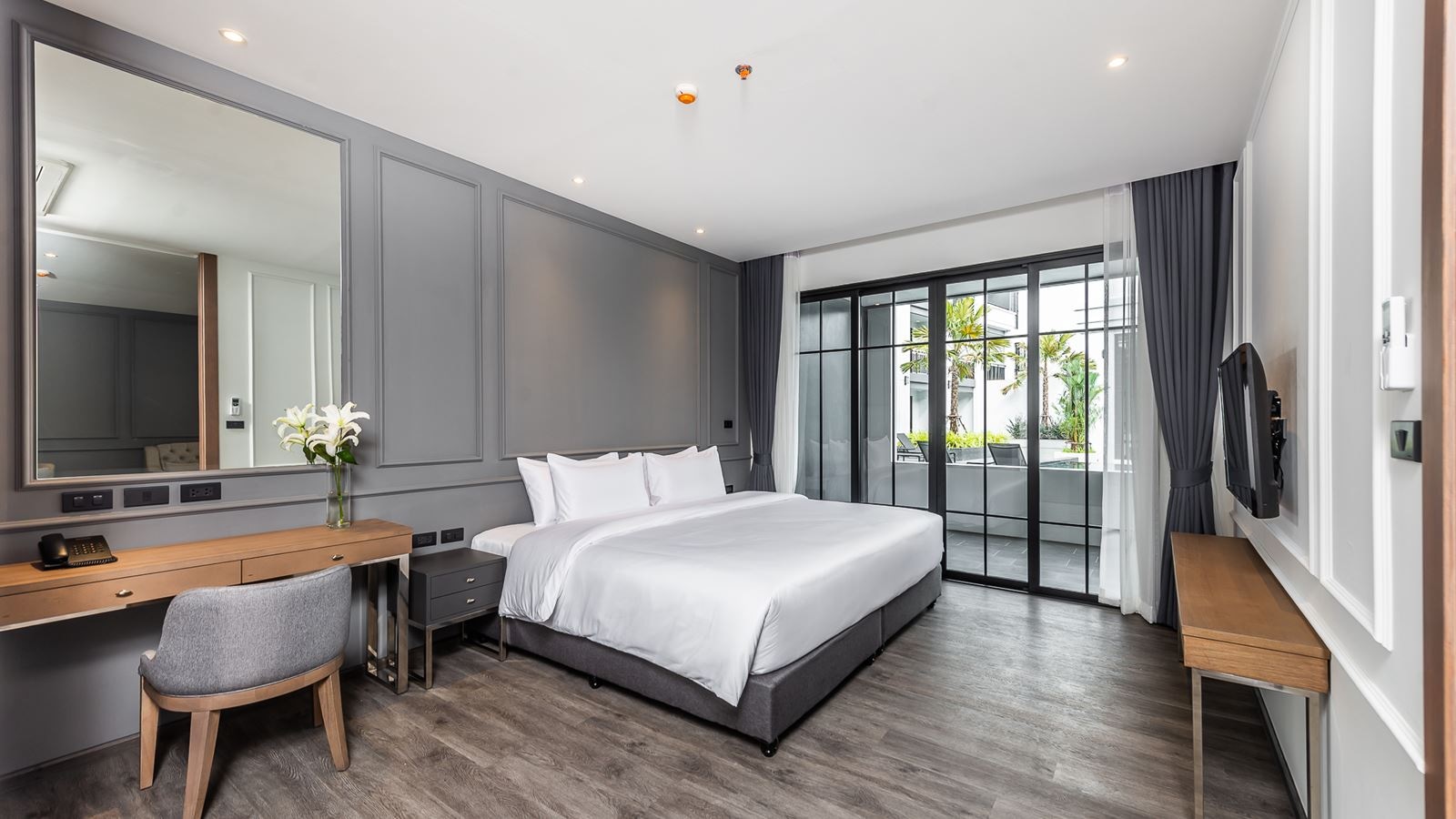 rooms-one-patio-suite