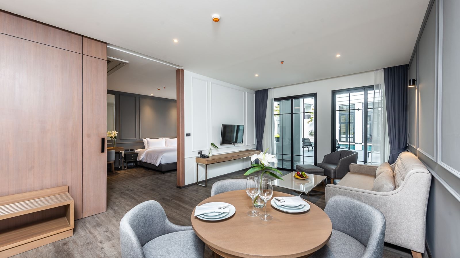 rooms-one-patio-suite