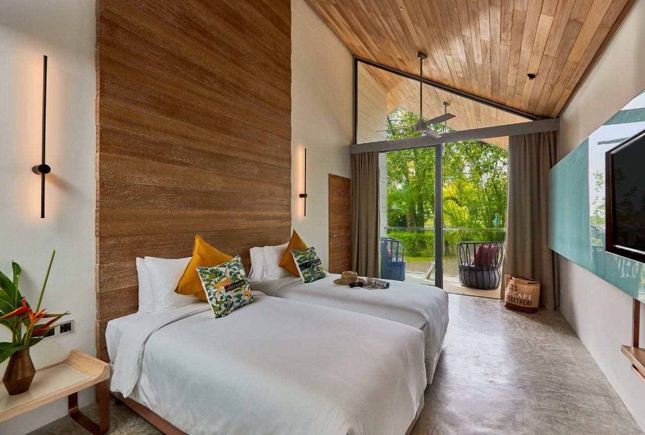 rooms-deluxe-pool-view